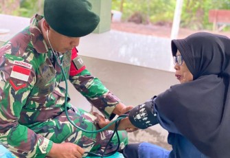 Pelayanan kesehatan satgas Yonarmed 11 Kostrad 
