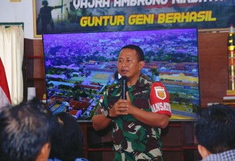 Dansatgas Yonarmed 11 Kostrad Letkol Arm Gde Adhy Surya Mahendra memberikan sambutan dalam coffee morning bersama awak media di Nunukan, Rabu (4/9)