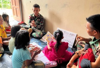 Mengajar anak-anak di perbatasan 