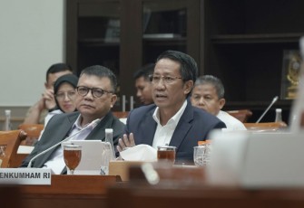 Menkumham Hadiri Rapat Kerja.