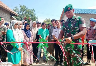 Dandim 1403/Palopo Letkol Arm Kabit Bintoro saat menggunting pita penyerahan bantuan 8 unit Huntap 