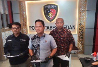 Kasat Reskrim Polrestabes Medan di Dampingi Kasi Humas Sampaikan Kronologi Penangkapan Residivis Curanmor kepada Wartawan di Polrestabes Medan.