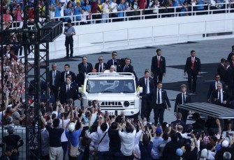 Paus Fransiskus saat misa agung di GBK Senayan Jakarta 
