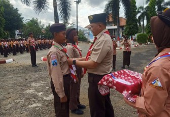 Peltu Masrudin saat memberikan hadiah 