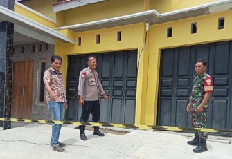 Sertu Toha bersama anggota Polsek cek lokasi kejadian