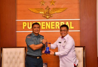 Wadan Puspenerbal Laksma TNI Bayu Alisyahbana saat menerima cenderamata 