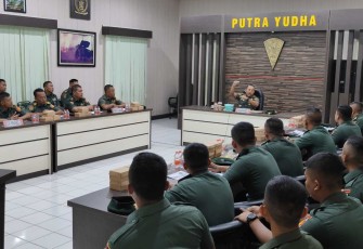 Danmenarmed 2 Kostrad Letkol Arm Siswo Budiarto saat memberikan pengarahan 