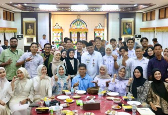 Pj Gubernur Aceh Safrizal bersama pegiat media sosial