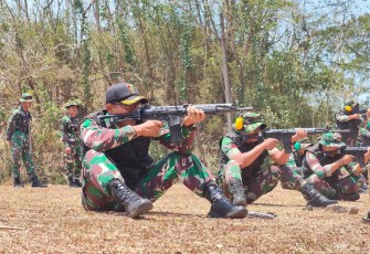 Danmenarmed 2 Kostrad Letkol Arm Siswo Budiarto saat membidik sasaran dengan senjata Laras panjang, Jum'at (13/9)