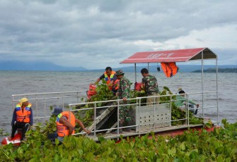 Kapal Ponton Kasad bersihkan tanaman Eceng Gondok di danau Toba, Selasa (17/9)