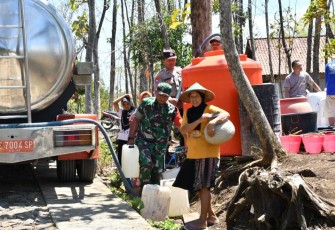 Pendistribusian air bersih warga desa binaan 