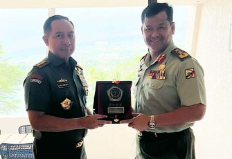 Panglima TNI Jenderal TNI Agus Subiyanto saat menerima bilateral meeting Pemerintah Angkatan Bersenjata Diraja Brunei (Pangab) Mejar General Dato Paduka Seri haji Muhammad Haszaimi Bin Bol Hassan sebagai Rangkaian kegiatan Chief Of Defence Conference (CHODs) Di Kona Hawai, AS (18/09/2024).