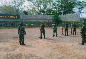 Latihan menembak prajurit Kodim 0803/Madiun