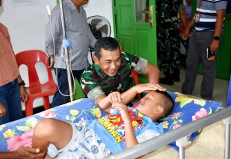 Danrem 023/KS Kolonel Inf Jansen P Nainggolan saat menjenguk korban DBD di Kabupaten Nias Selatan 