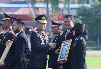 Kapolda Jatim Irjen Pol Imam Sugianto saat memberikan penghargaan anggotamya