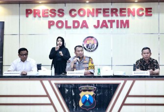 Kabid Humas Polda Jatim Kombes Dirmanto saat memberikan keterangan pers 