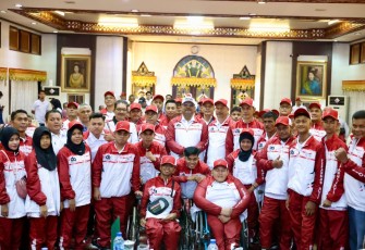 Pj Gubernur Aceh Safrizal bersama atlet NPCI
