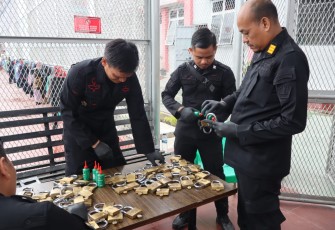 Lapas Kelas IIA Pancur Batu Lakukan Perawatan dan Pemeliharaan Gembok Kamar Hunian.