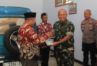 Dandim 0806/Trenggalek Letkol Czi Yudo Aji Susanto menyerahkan bantuan Al-Qur'an 