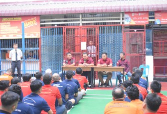 Karutan Berikan Arahan kepada Warga Binaan.