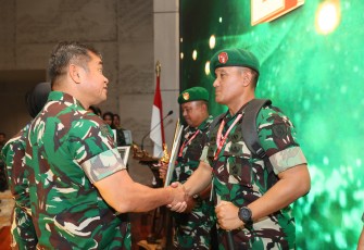 Dandim 0210/Tapanuli Uatara Terima Penghargaan Prajurit Berprestasi di Bidang Teritorial Tahun 2024.