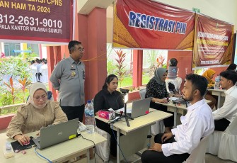Tampak Kakanwil Kemenkumham Sumut Agung Krisna Mengunjungi Lokasi Pelaksanaan Ujian SKD CPNS.