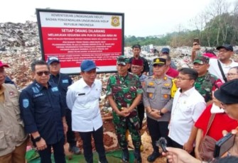 Menteri LHK Hanif Faisol Nurofiq saat memberikan keterangan di lokasi TPS Limo Depok