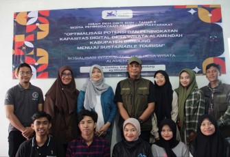 Tim UPER bersama dengan pengelola Desa Alamendah dalam kegiatan PkM Digitalisasi