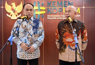 MenkopUKM Budi Arie Setiadi saat memberikan konferensi pers 