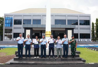 Danlanud Husein Sastranegara Kolonel Pnb Alfian foto bersama atlet areomodeling 