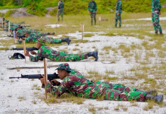 Latihan menembak prajurit Korem 121/ABW