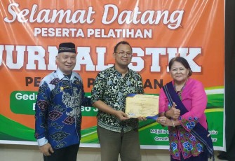 Ketum PPWI Wilson Lalengke (kiri) saat menyerahkan sertifikat jurnalistik bagi kaum difabel di Bondowoso 