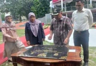 Walikota Depok Mohammad Idris saat menandatangani prasasti peresmian Depok Open Space II, Minggu (10/11)