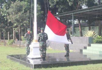 Upacara bendera prajurit Menarmed 2 Kostrad 