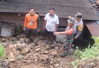 Bantu evakuasi material longsor warga wilayah desa binaan 