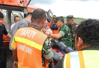 Pangdam I/BB Pantau Langsung Evakuasi Menggunakan Helikopter Basarnas.