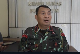 Kabid Humas Polda Jatim Kombes Dirmanto saat memberikan keterangan pers 