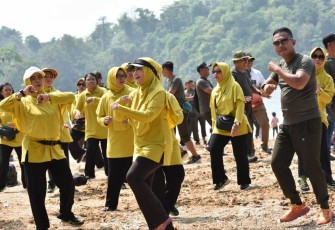 Kegiatan bersih pantai di Kondang Merak, Minggu (17/11)