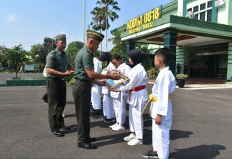 Kasdim 0818/Malang-Batu Mayor Czi Supaat memberikan penghargaan, Senin (18/11)