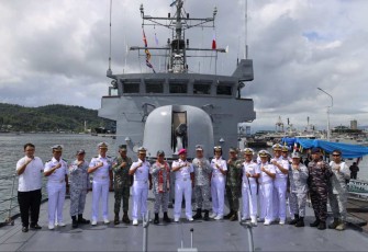 Foto bersama di geladak kapal perang Filipina