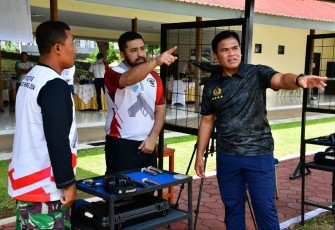 Kasal Laksamana TNI Muhammad Ali saat olahraga menembak eksekutif bersama Athan negara sahabat di Jakarta, Selasa (19/11)