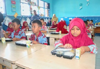 Makan bergizi gratis Lanud Sultan Hasanuddin di SD Angkasa Kabupaten Maros, Rabu (20/11)