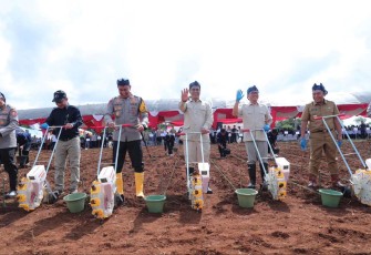 Mendes PDT Yandri Susanto saat launching gugus tugas Polri mendukung ketahanan pangan di desa Bulakan, Lebak Banten, Rabu (20/11)