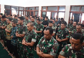 Prajurit Korem 081/DSJ melaksanakan salat Jumat 