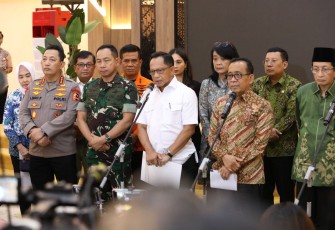 Mendagri Tito Karnavian memberikan keterangan pers libur nasional 27 November untuk Pilkada Serentak di Jakarta, Jum'at (22/11)