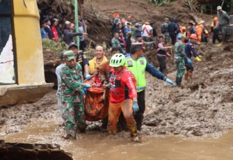 Prajurit Korem 023/KS saat evakuasi korban tanah longsor, Senin (25/11)