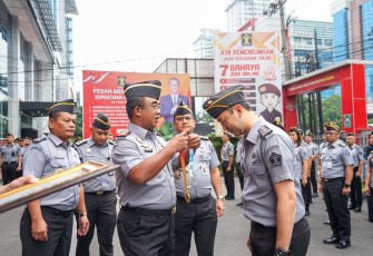 Kakanwil Kemenkumham Sumut Berikan Apresiasi kepada Pegawai Berprestasi.