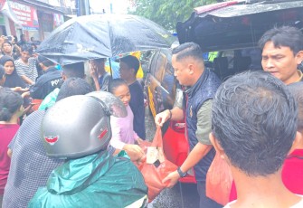Polrestabes Medan Turunkan Tim URC Berikan Bantuan kepada Korban Banjir.