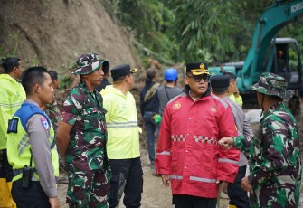 Kapolrestabes Medan Tinjau Langsung Lokasi Longsor di Sembahe.