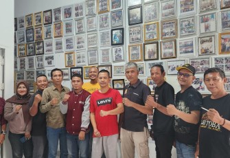 Chairum Lubis SH Ketua Pewarta Polrestabes Medan Lakukan Poto Bersama Pengurus dan Anggota Usai Jumat Barokah di Kantor Persatuan Wartawan Polrestabes Medan.